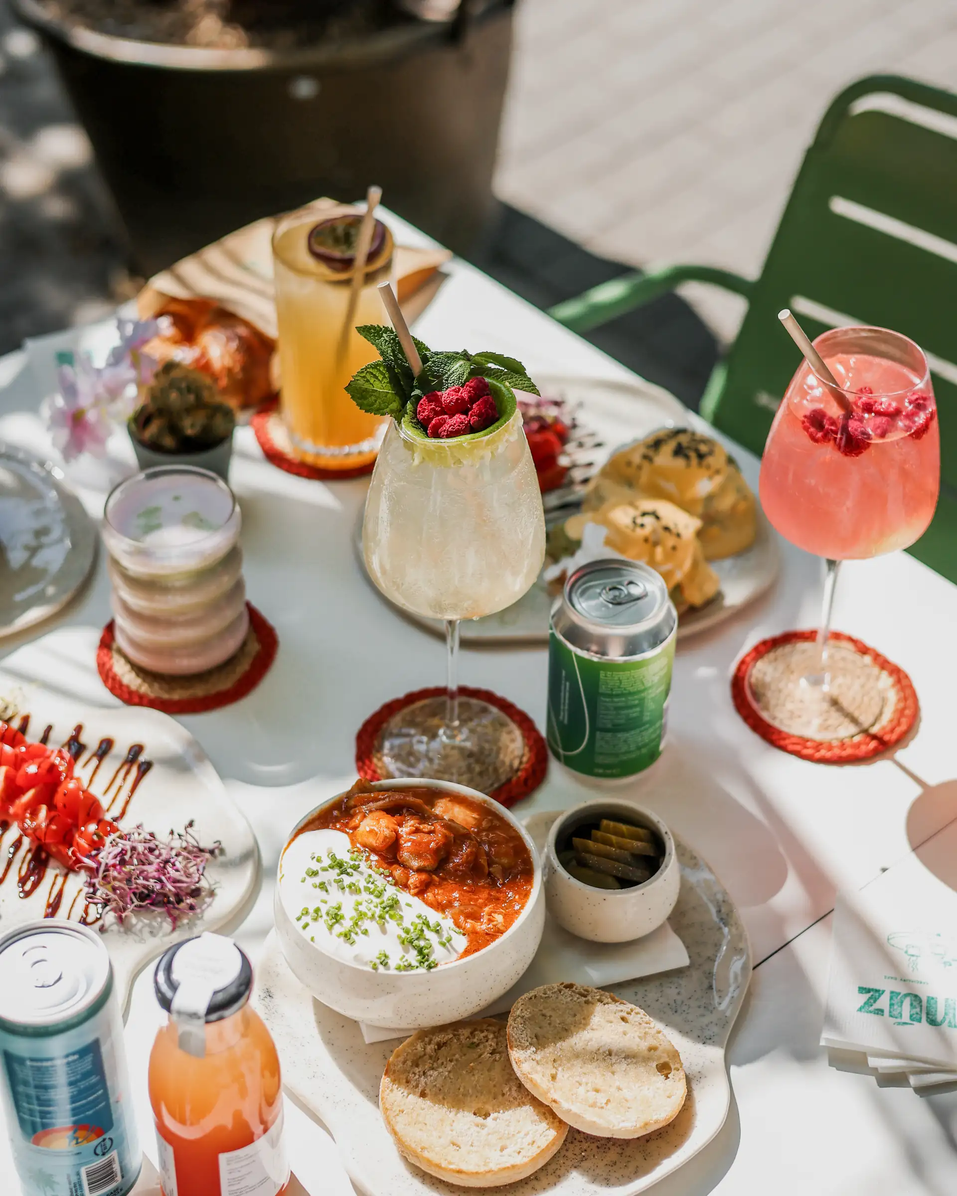Gazdagon terített brunch asztal a Smúz Caféban Budapesten