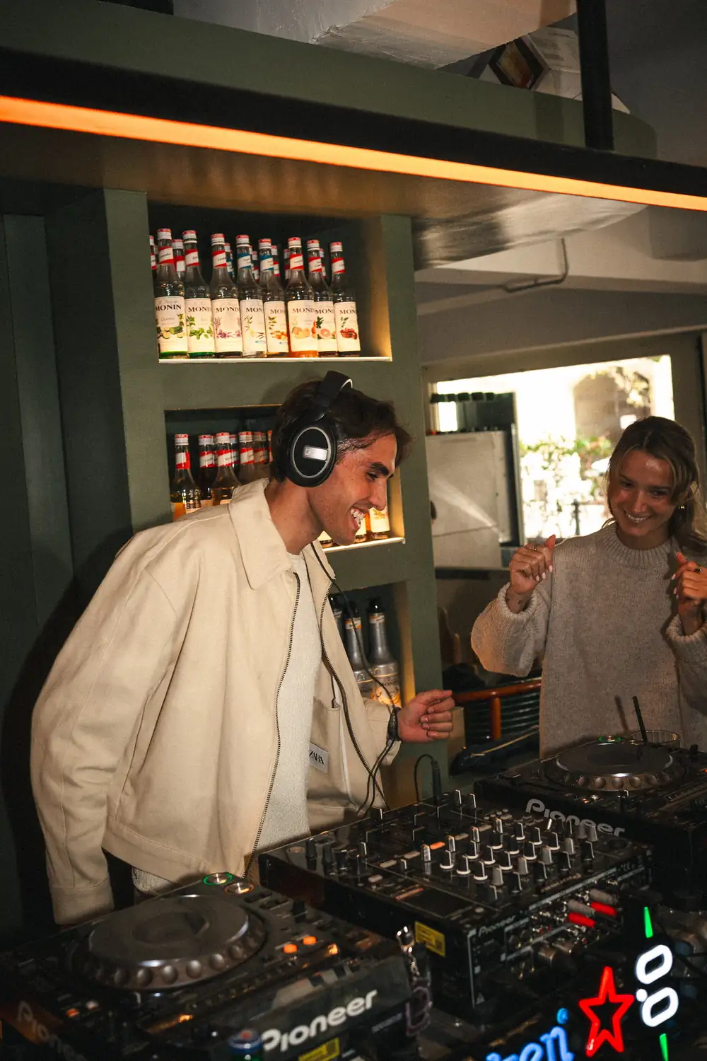 DJ parti hangulat a Smúz Caféban