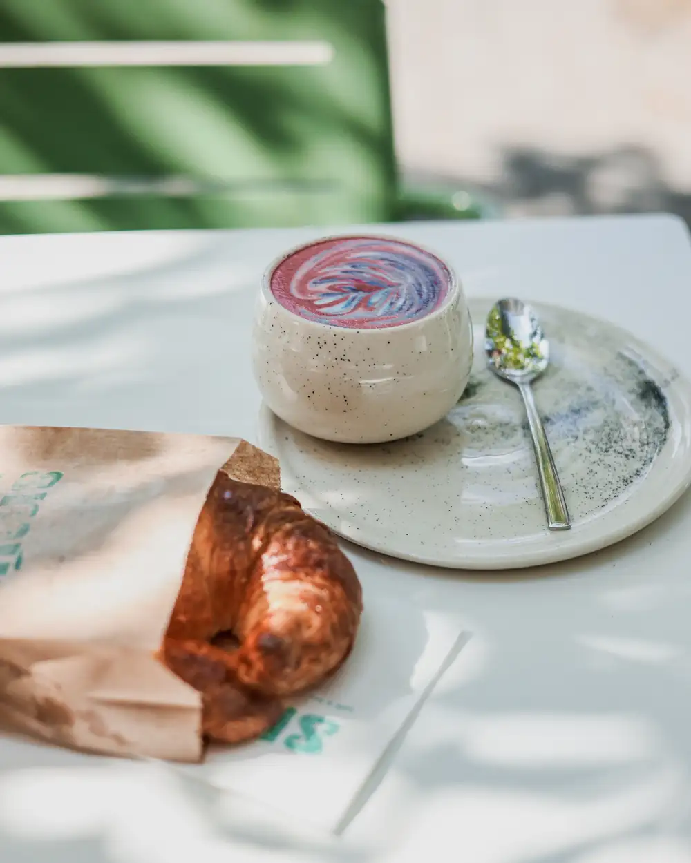 Kávé és croissant a Smúz Caféban a Parlament mellett
