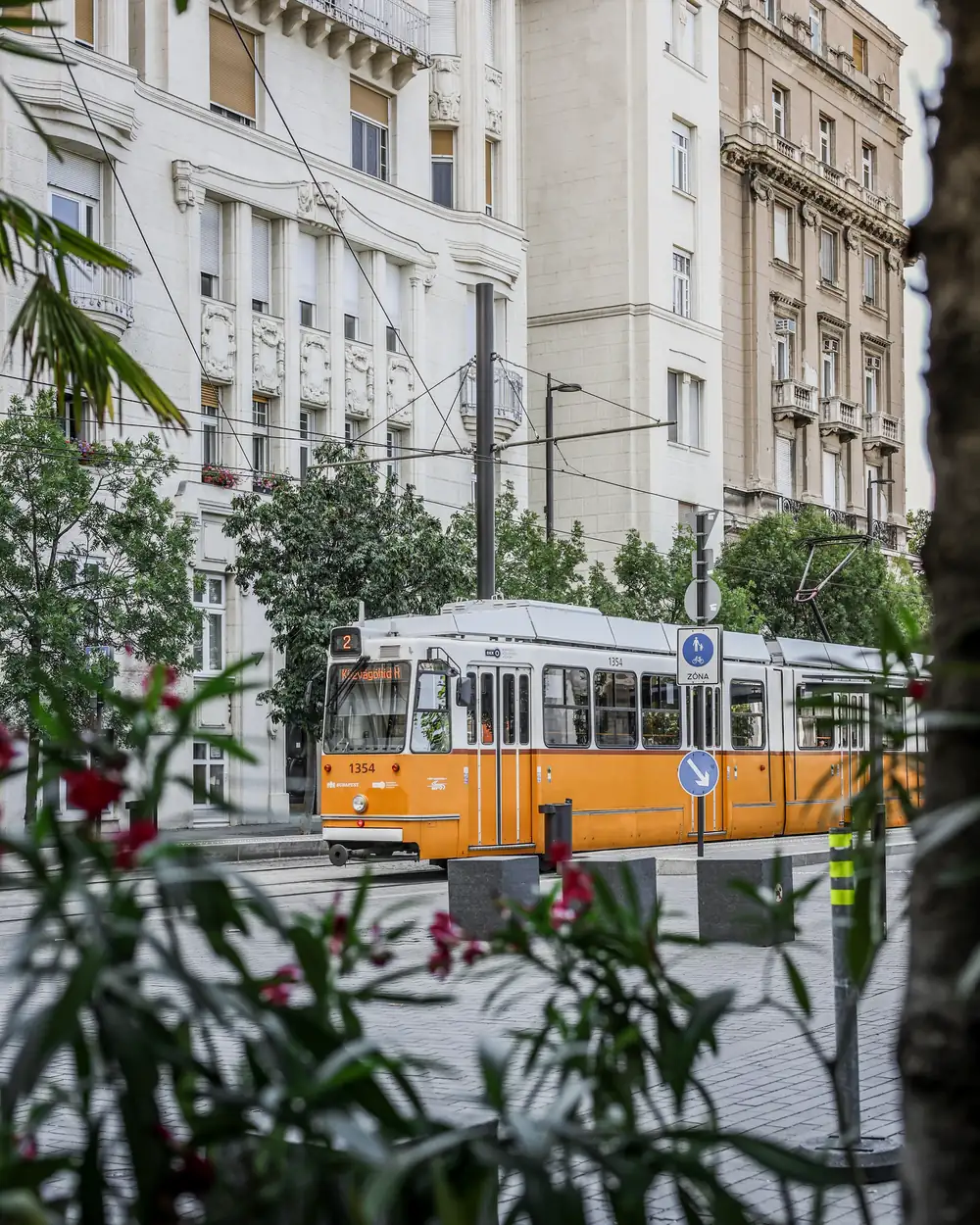Sárga villamos a Kossuth térnél a Smúz Café mellett