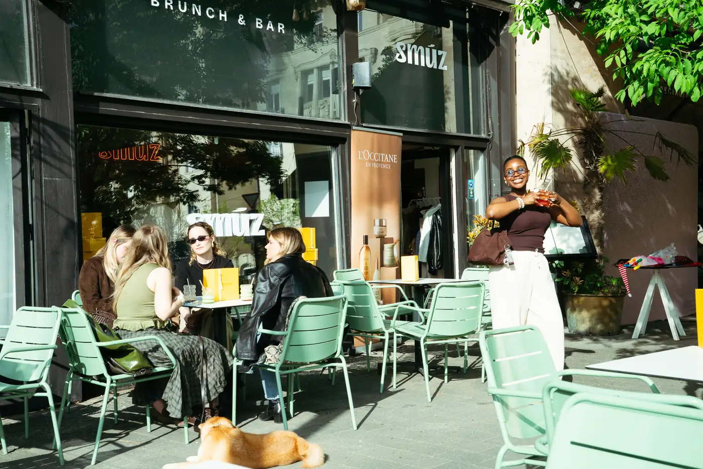 A Smúz Café terasza vendégekkel a Kossuth téren