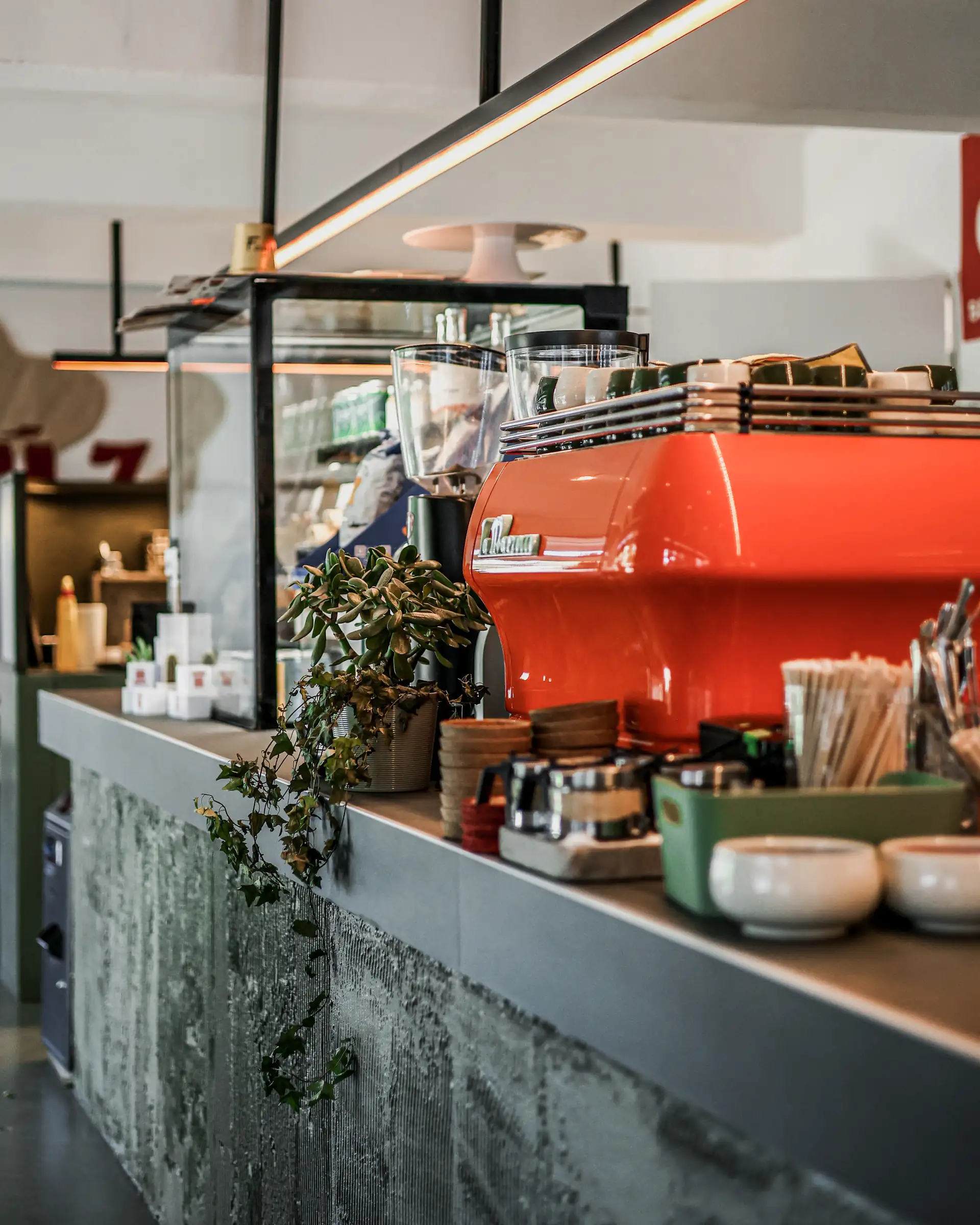 Specialty coffee készül a Smúz Café pultjánál Budapesten